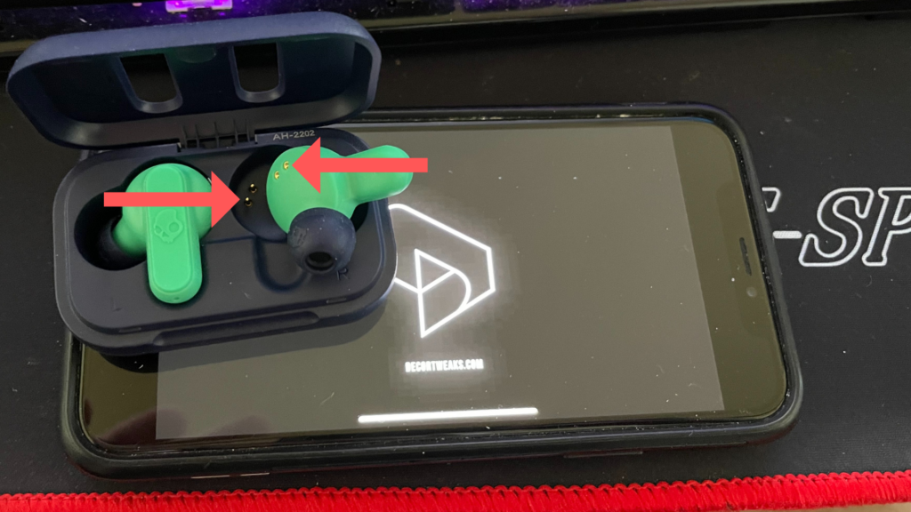 Charging port connectors on Skullcandy Jib
