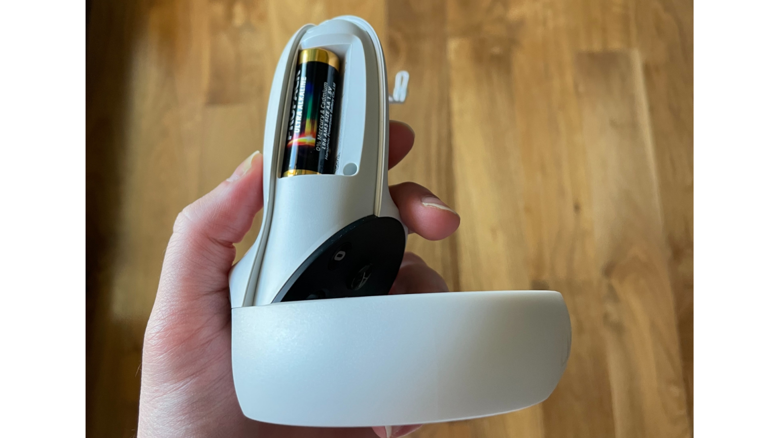 How to Change the Batteries on the Oculus Quest Controller | Decortweaks