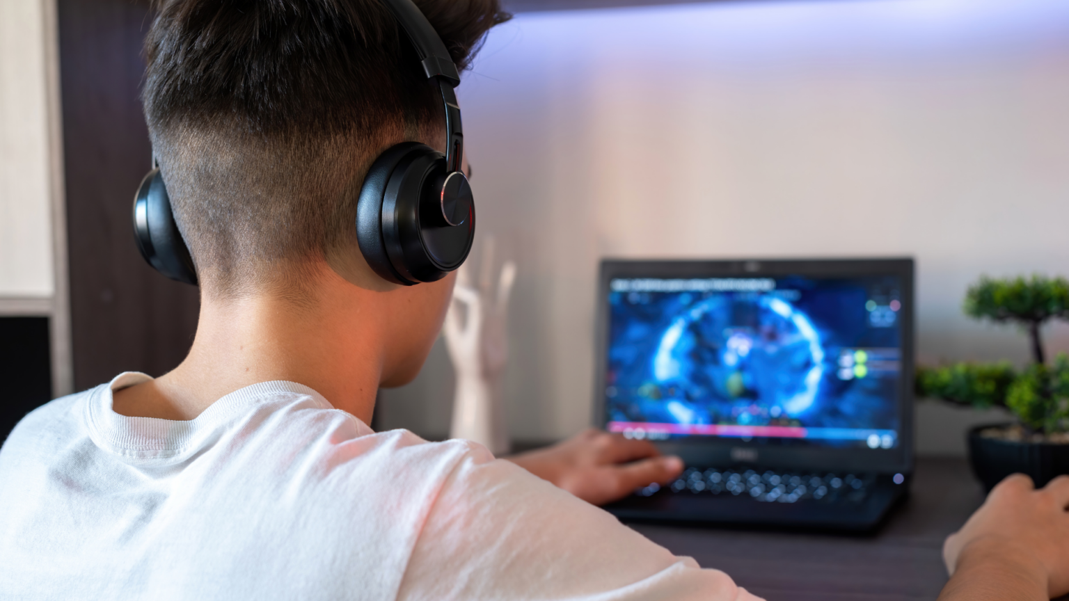 Should I Keep My Gaming Laptop Plugged In All The Time? No, Here's Why Decortweaks