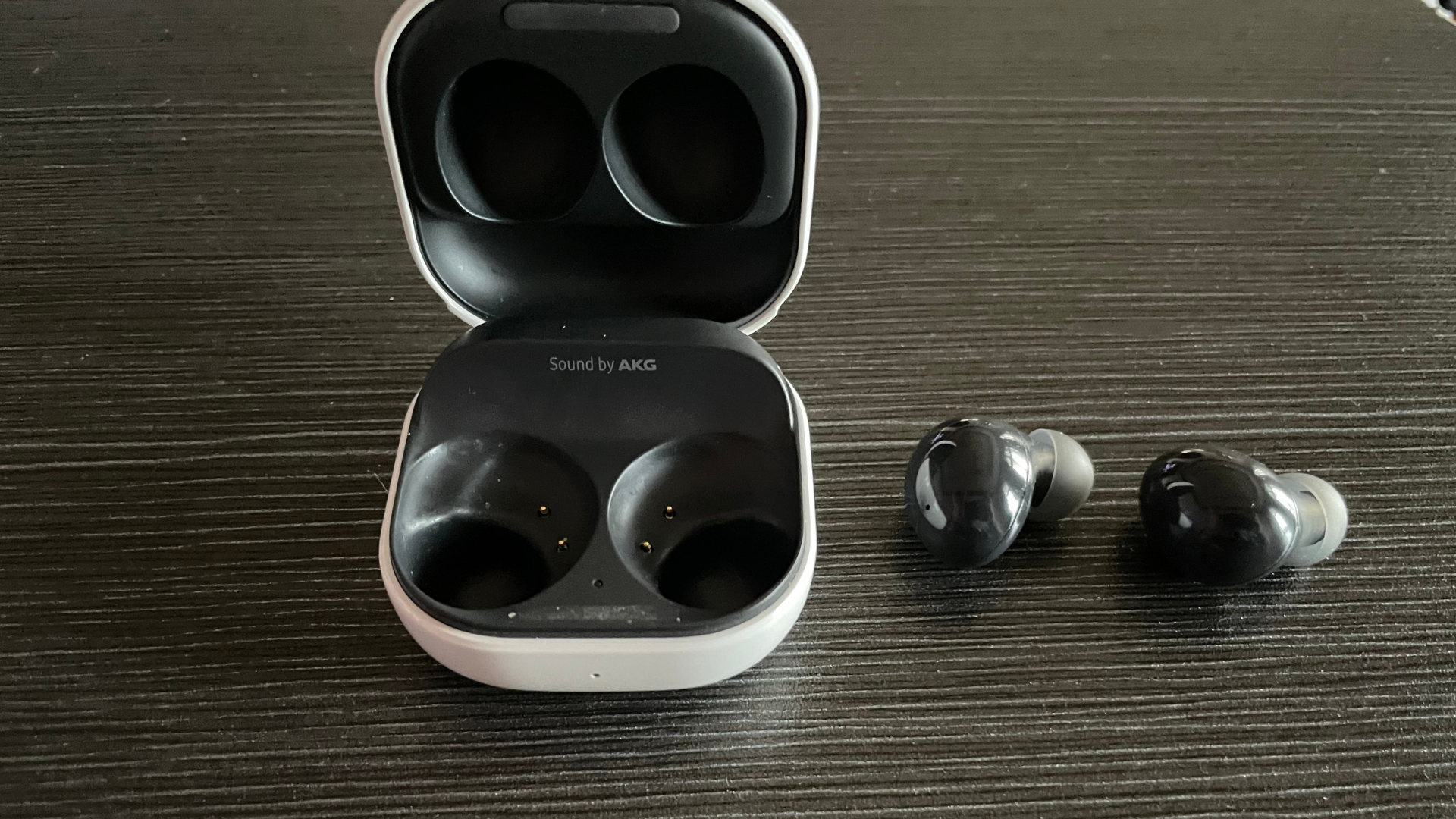 14 Best Ways to Fix Galaxy Buds Not Charging | Decortweaks