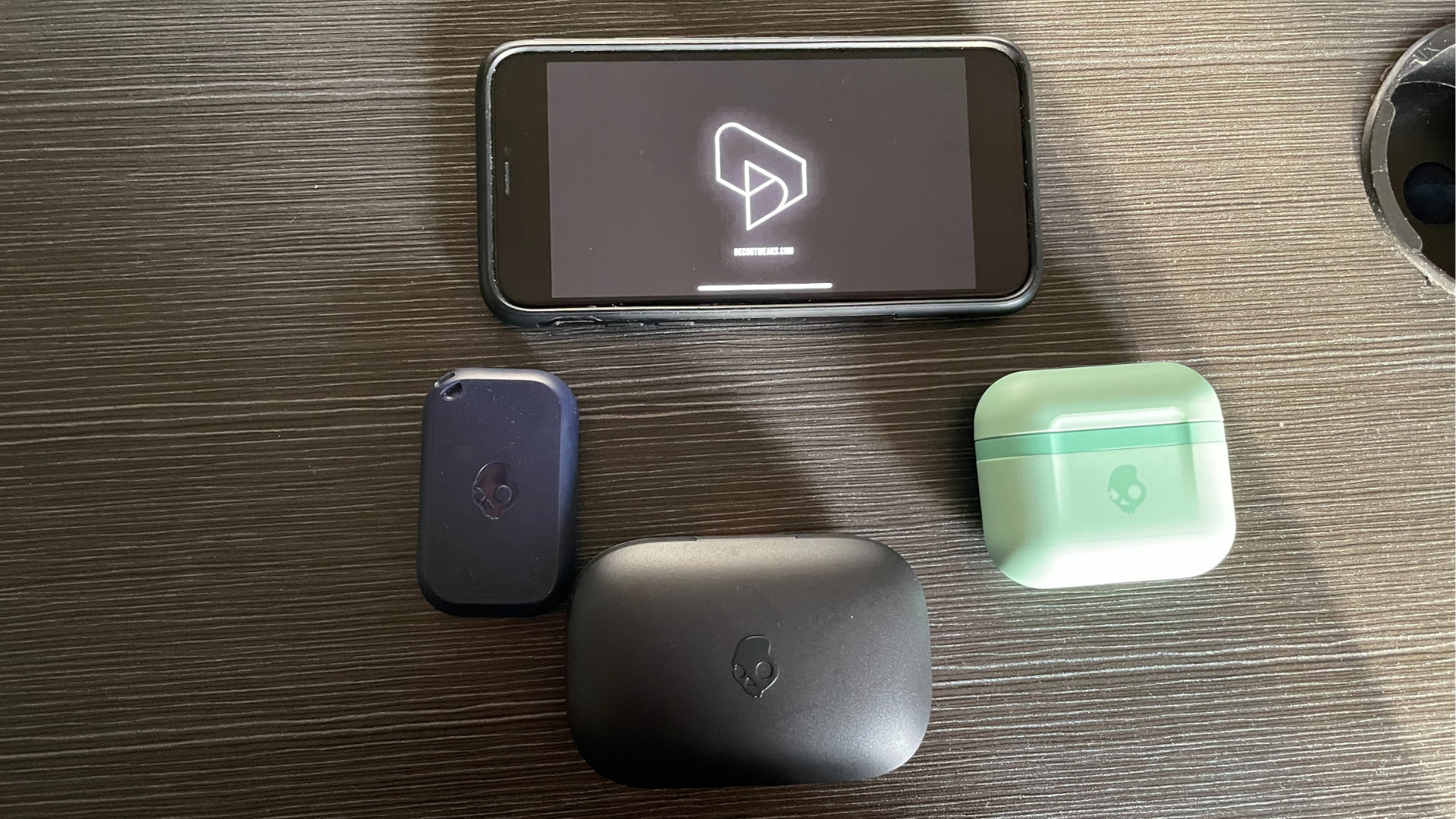 How to Turn Skullcandy Earbuds On or Off Decortweaks