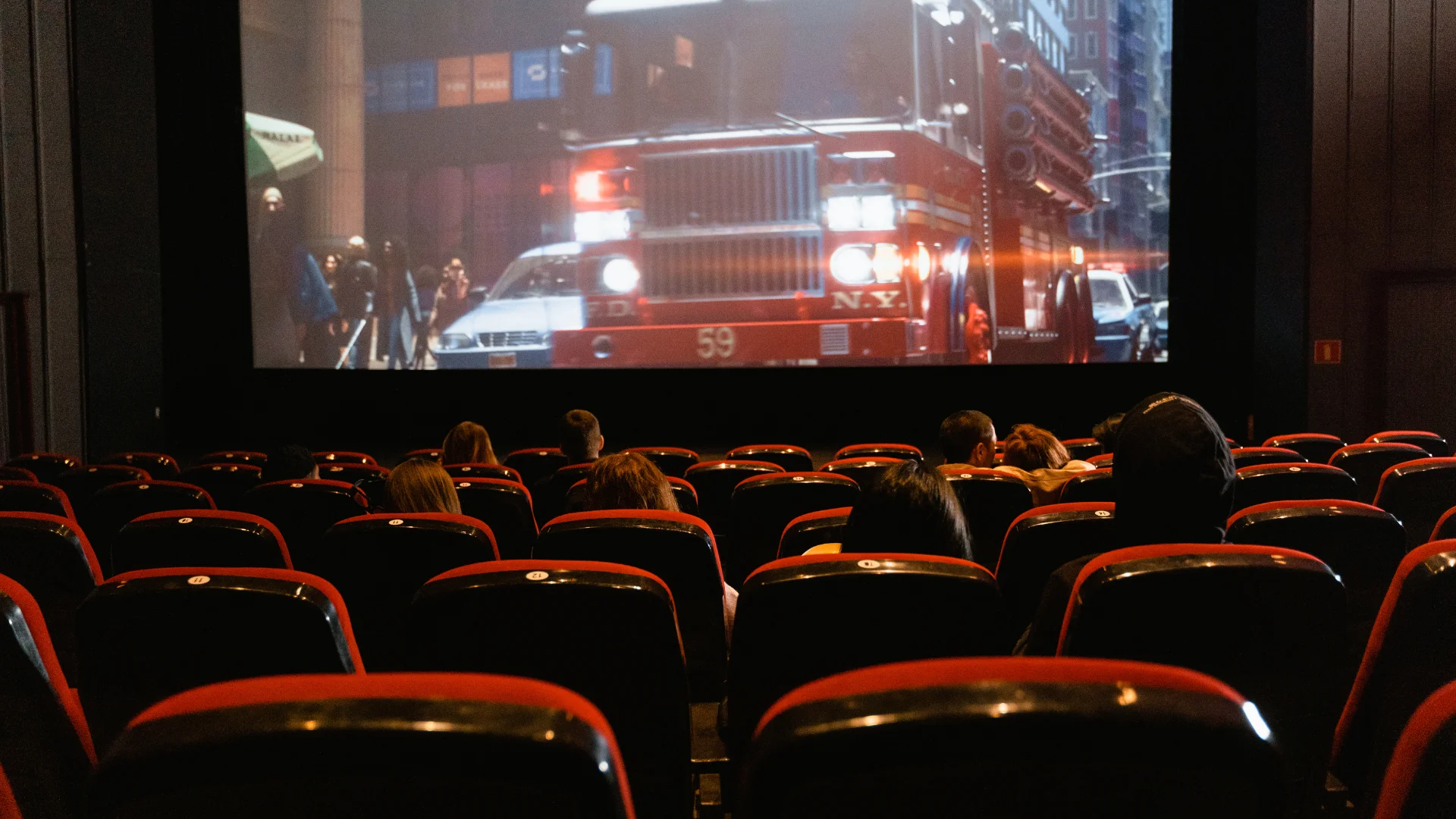 How Long Are the Previews Before a Movie? | Decortweaks